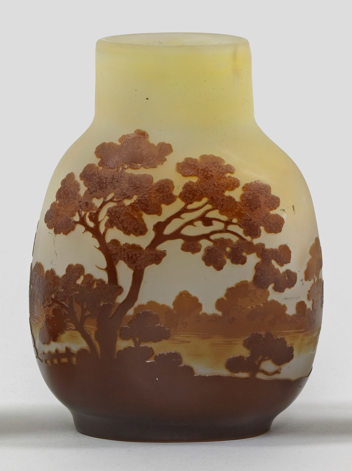 Vase mit Flusslandschaft