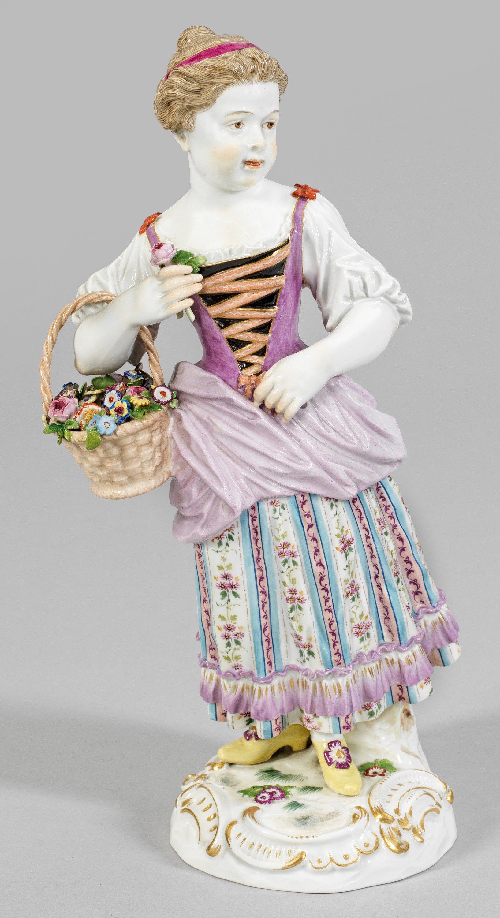 Große Figur eines Gärtnermädchens mit Blumenkorb