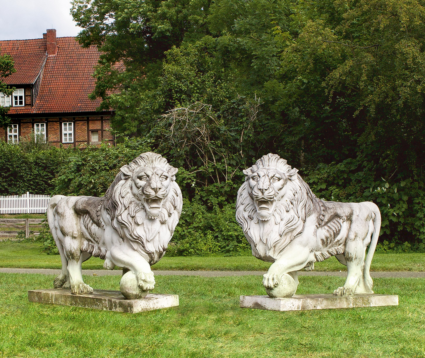 Paar monumentale Löwen als Parkskulpturen