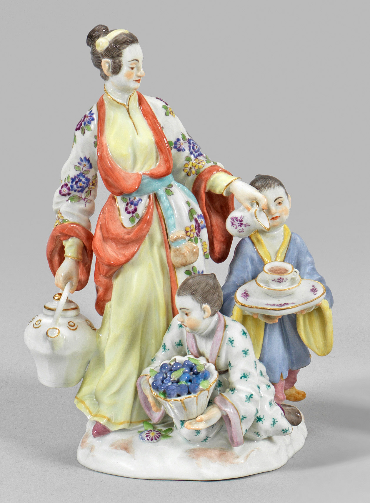Japanerin mit Teekanne und zwei Kindern